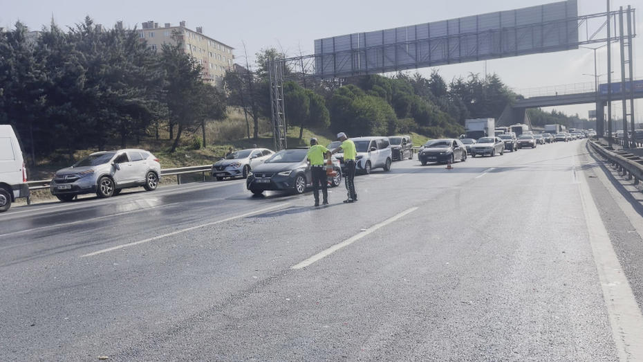 İstanbul TEM Otoyolu'nda 10 Araçlı Zincirleme Kaza Trafiği Kilitledi