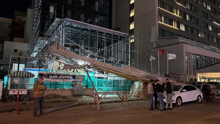 Bursa'da güney rüzgarı: İnşaatta kurulan iskele caddeye devrildi