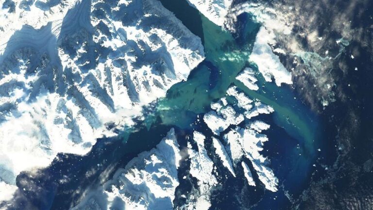 Grönland’da benzeri görülmemiş buz selleri: 3 trilyon su litre serbest bırakıldı