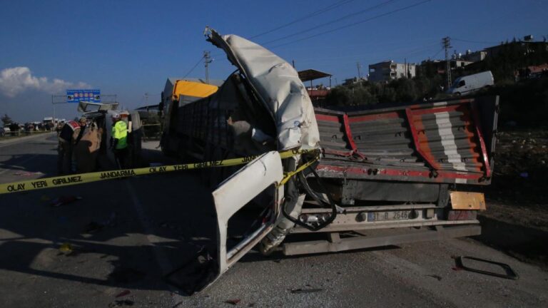 Hatay’daki yolcu servisi park edilmiş bir kamyona çarptı: 6 ölü, 8 yaralı