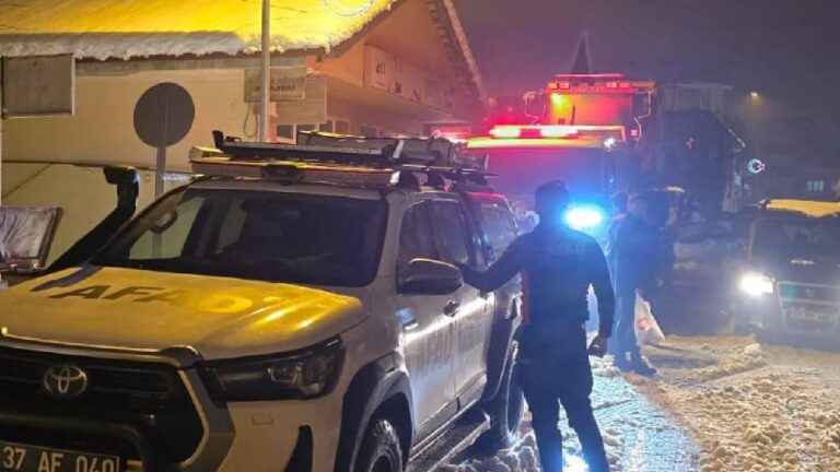 Takımlar, köydeki hasta için Kastamonu'daki kar nedeniyle ulaşmanın mümkün olmadığı önlemleri aldı