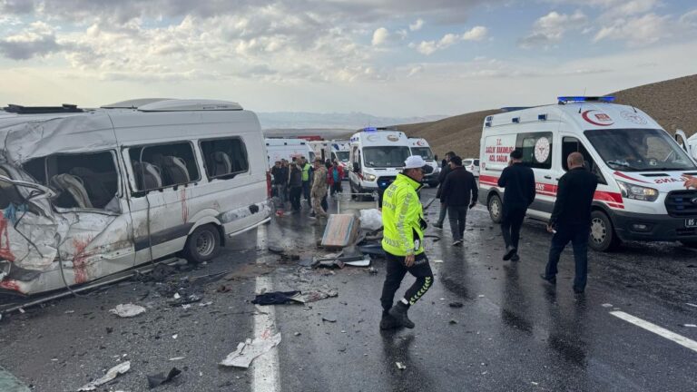Van minibüste bir minibüsle çarpıştı, takımlar bir kaza yerine gönderildi