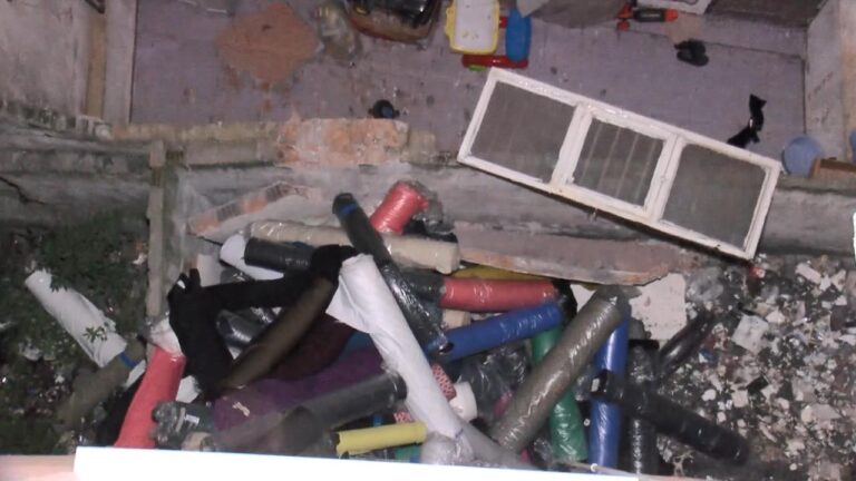 İstanbul'da bir kat mülkiyeti bodrumunun duvarı kısmen yok edildi