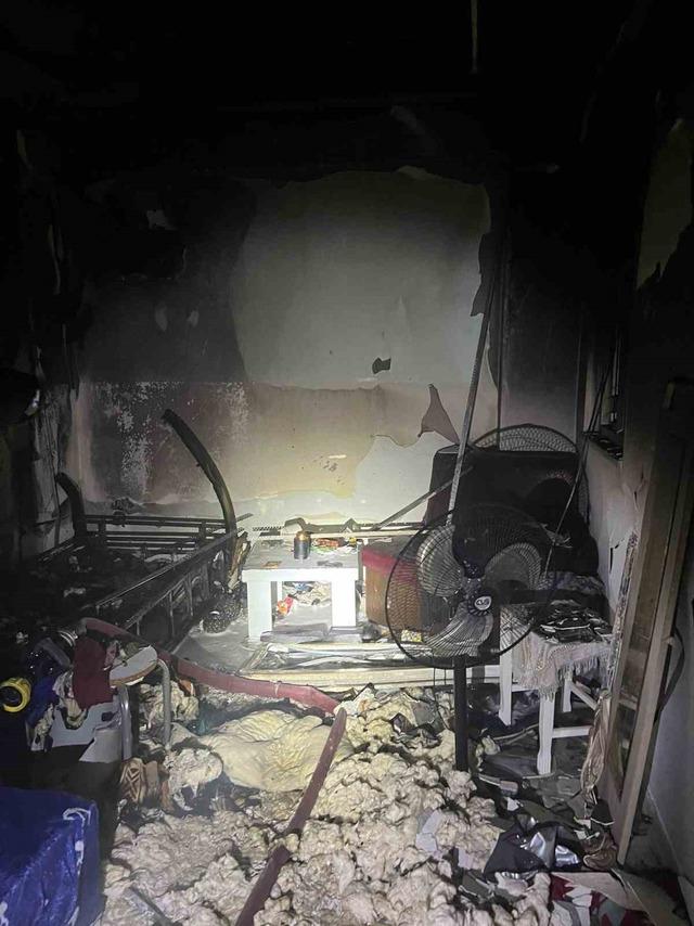 Apartmanda çıkan yangın nedeniyle bir oda kullanılamaz hale geldi.