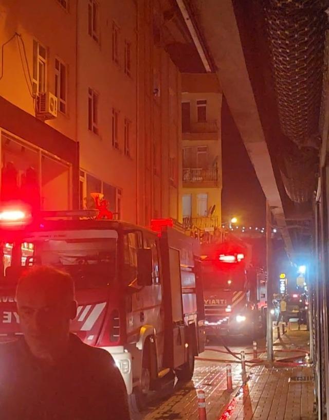 Apartmanda çıkan yangın nedeniyle bir oda kullanılamaz hale geldi.