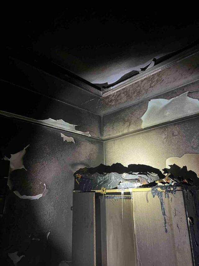 Apartmanda çıkan yangın nedeniyle bir oda kullanılamaz hale geldi.