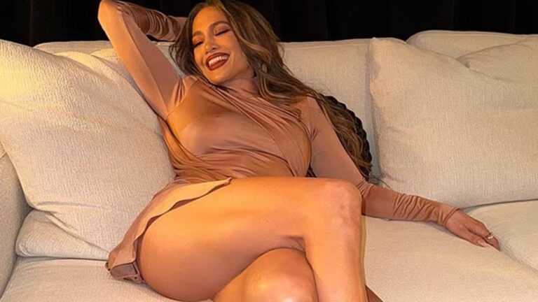 56 yaşındaki Jennifer Lopez beyaz bikinisiyle fiziğini sergiledi